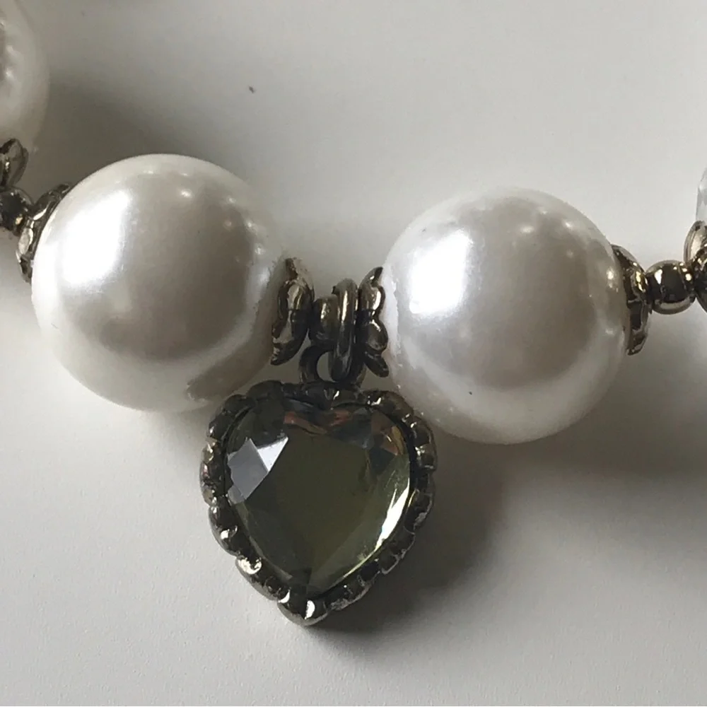 BETSEY JOHNSON GREEN MULTI PARROT BIRD PEARL CHARM BRACELET. STRETCH BANGLE